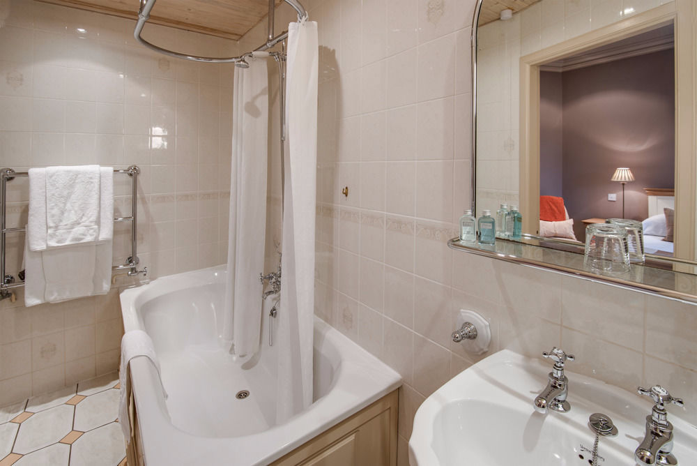 The Wheatsheaf Hotel And Restaurant Свинтон Экстерьер фото